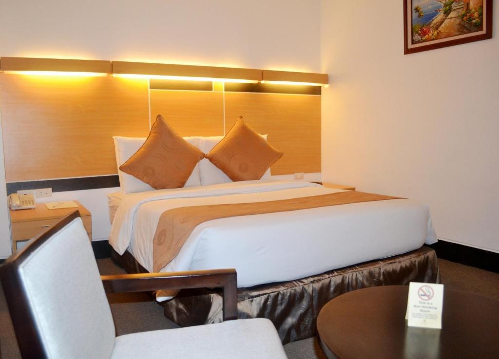 Big 8 Corporate Hotel Tagum Room photo